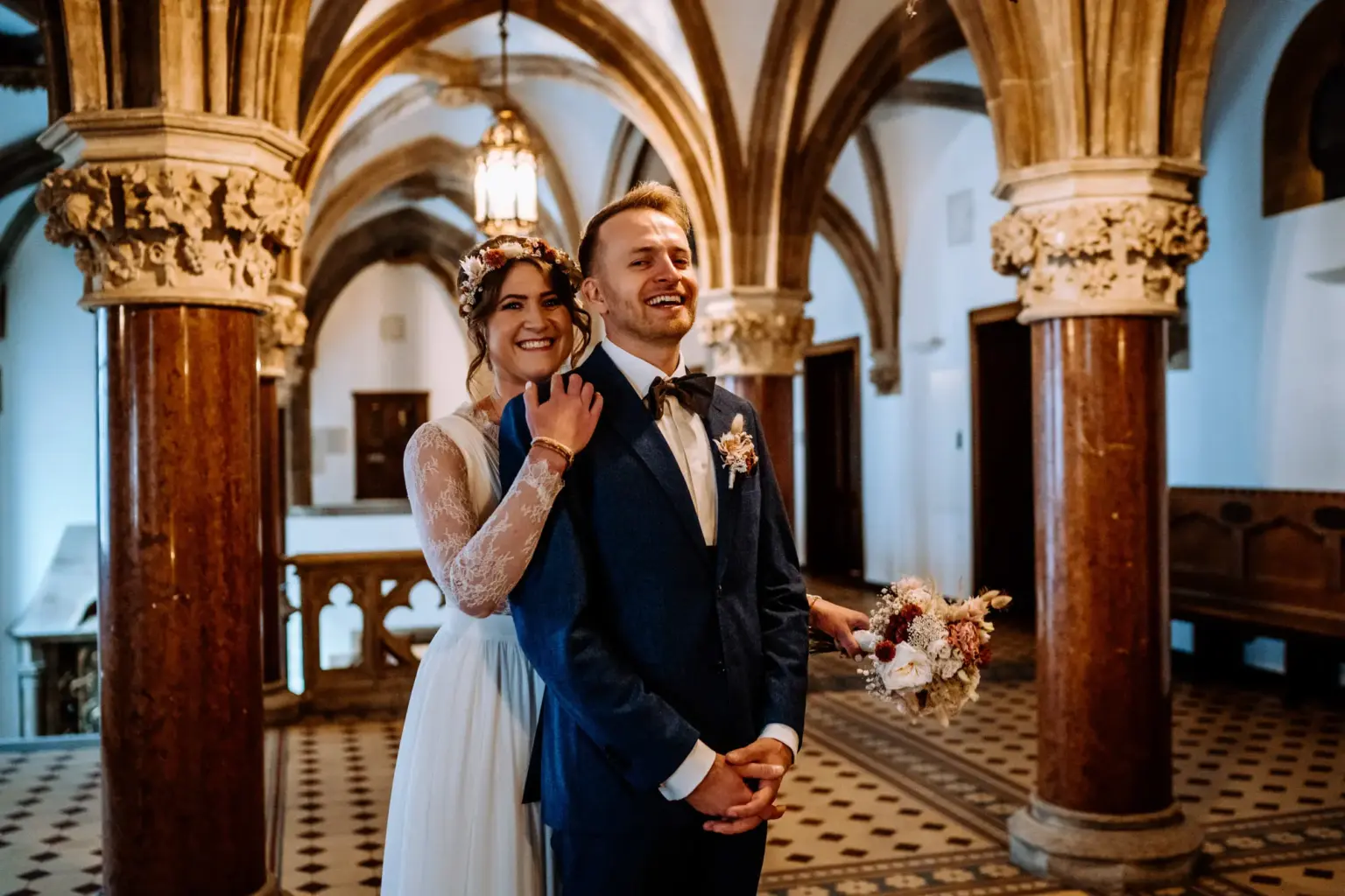 Emotionaler First Look Moment im historischen Rathaus