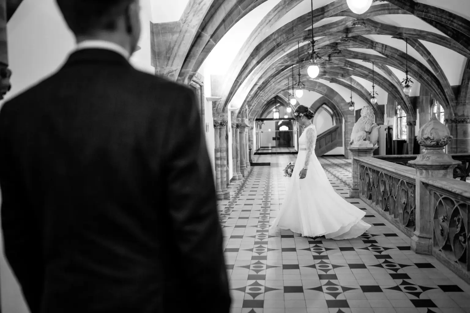 Brautpaar wartet ganz gespannt vor der Trauung im kleinen Sitzungssaal im Rathaus in München