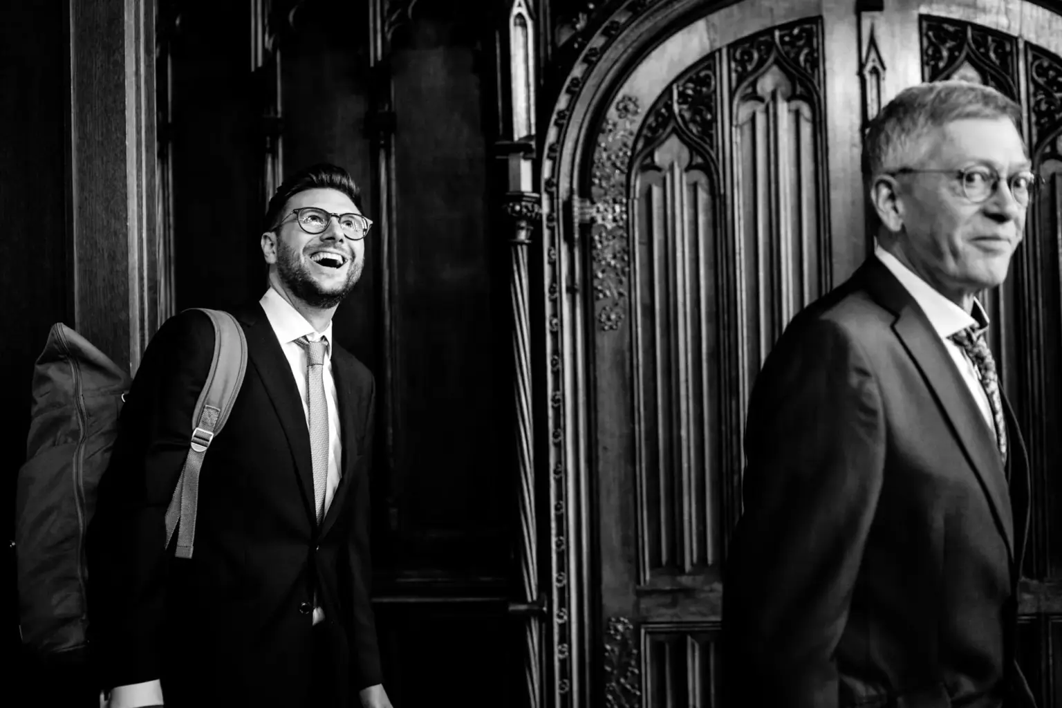 Gäste kommen bei der Trauung an und freuen sich