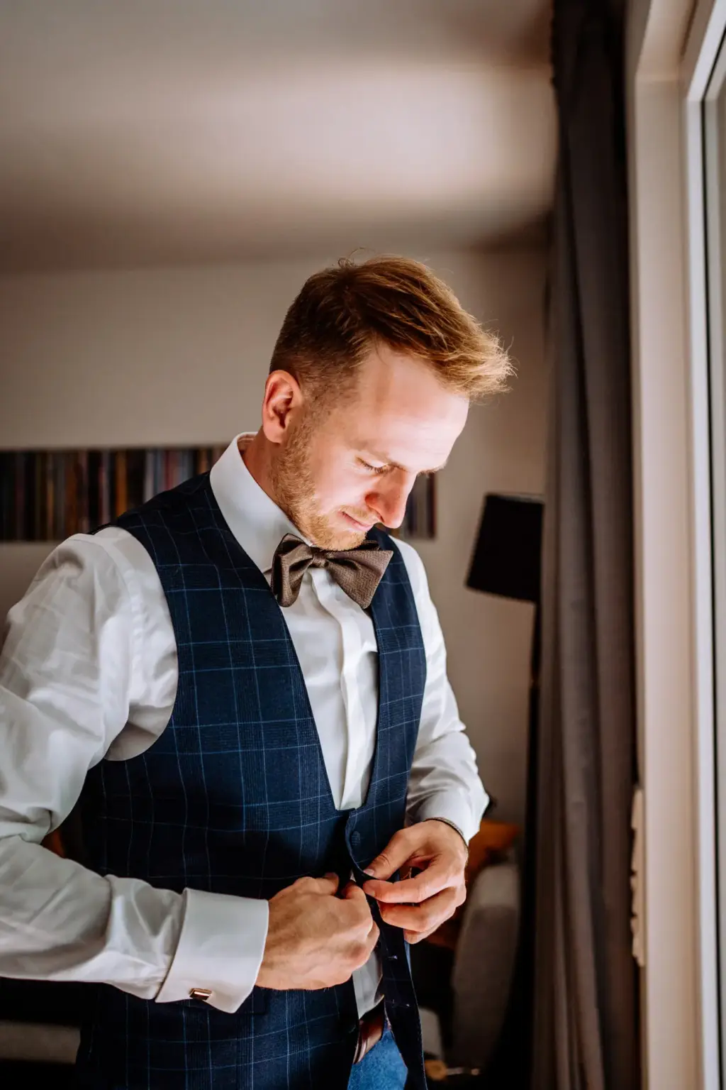 Bräutigam bereitet sich ruhig auf die Trauung vor