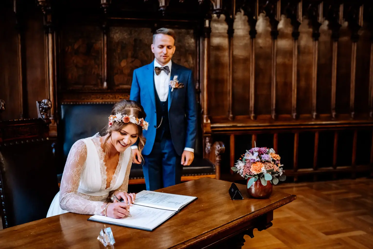 Braut unterschreit nach der Trauung