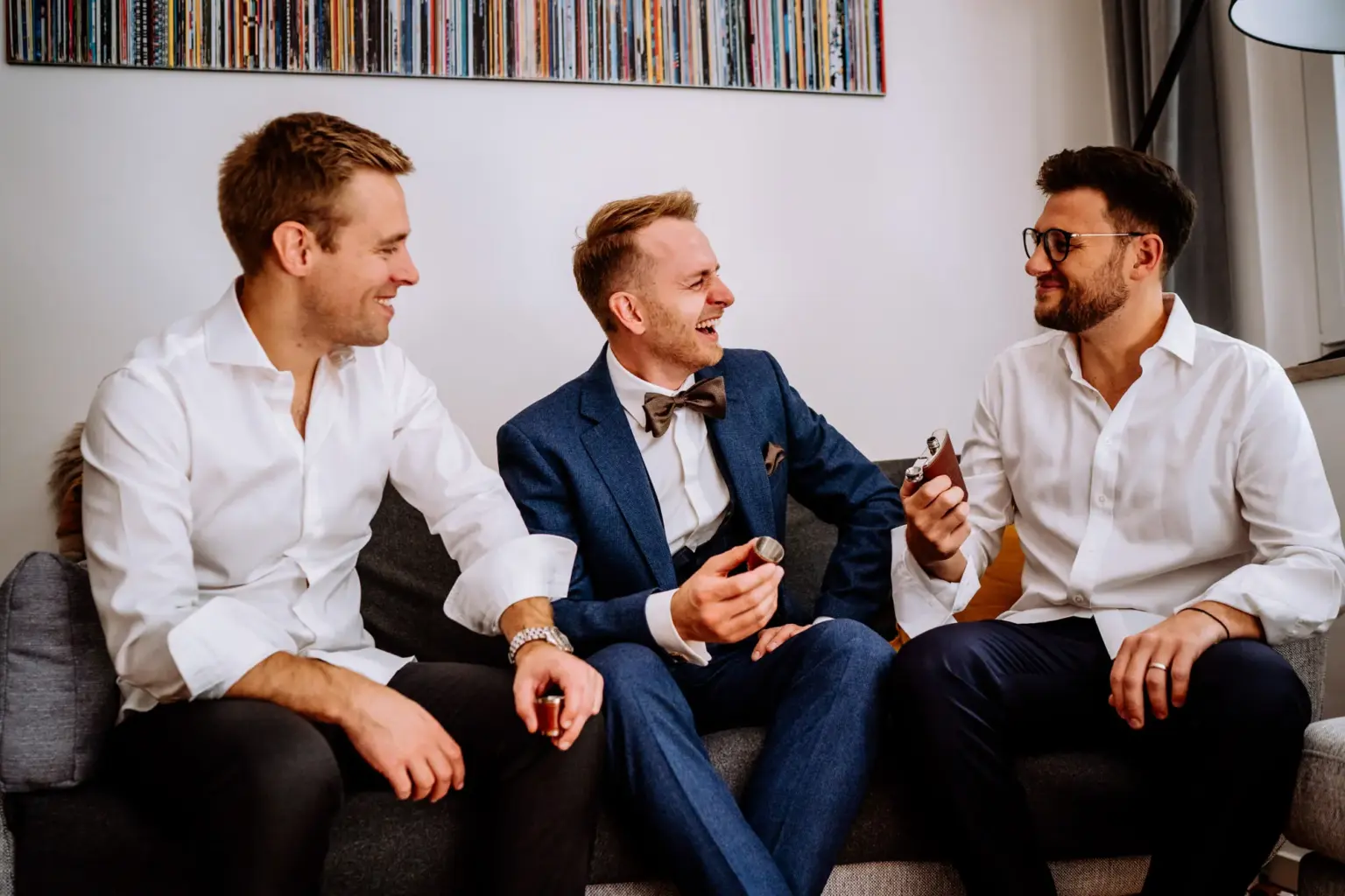 Authentische Momente beim Anziehen des Anzugs