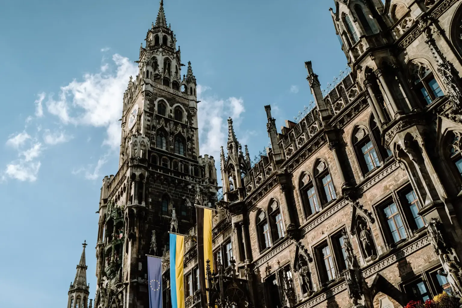 Rathaus München mit dem Balkon vom Marienplatz aus