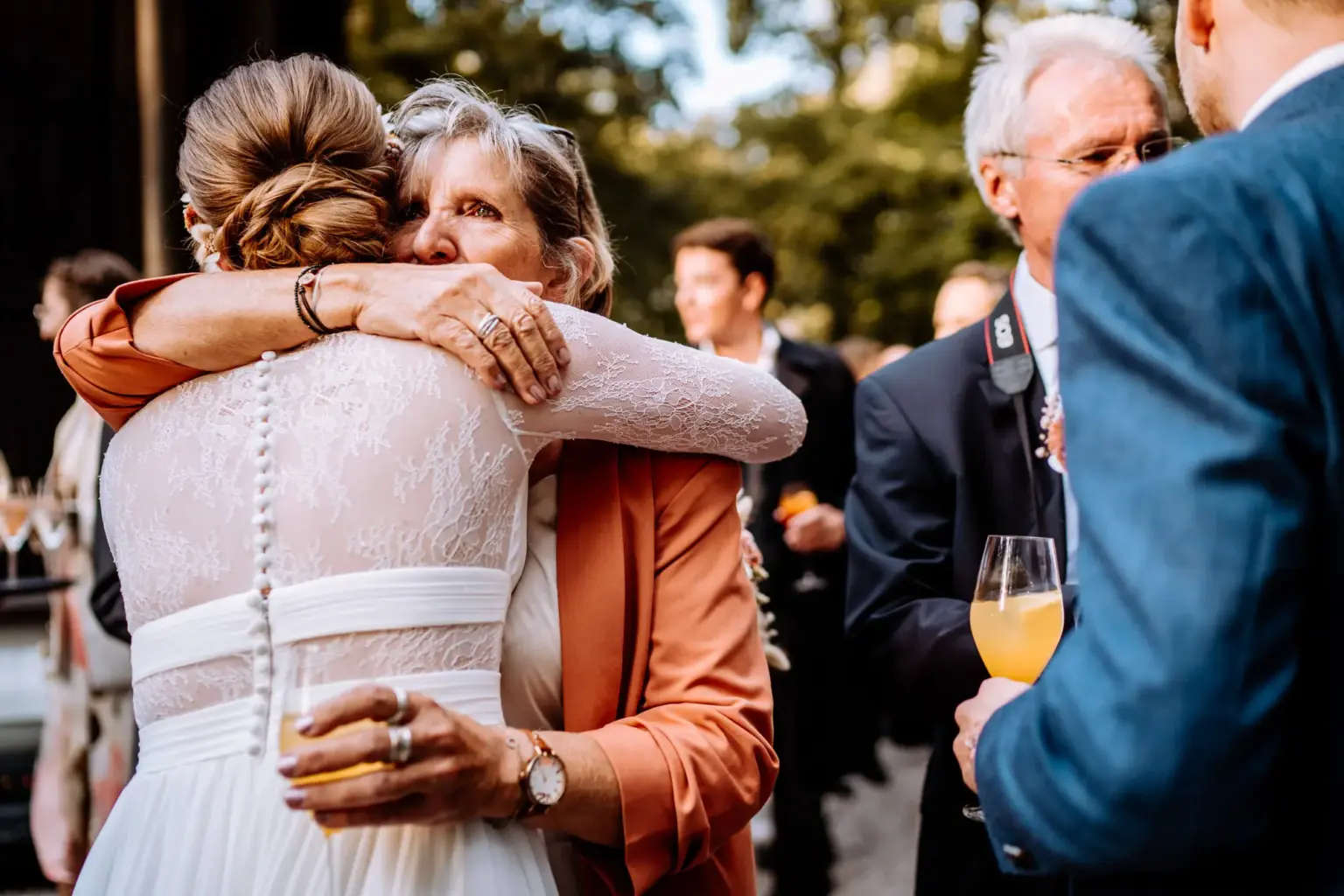 Gäste genießen die entspannte Atmosphäre