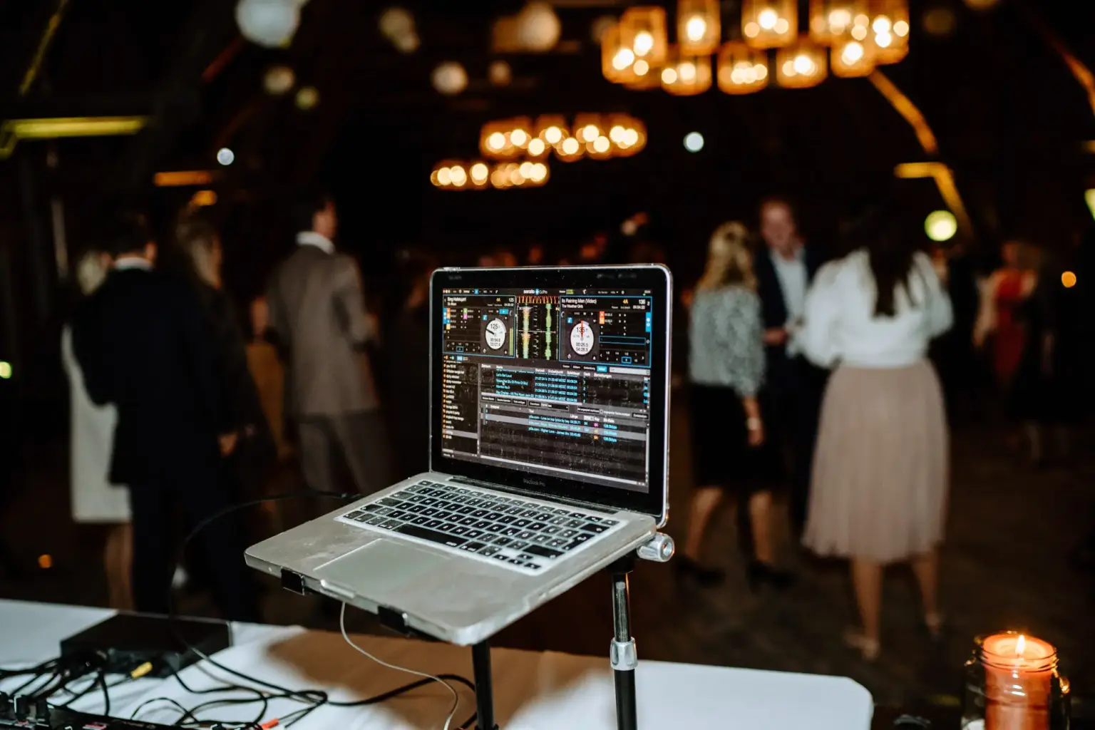Gäste feiern gemeinsam im Englischen Garten