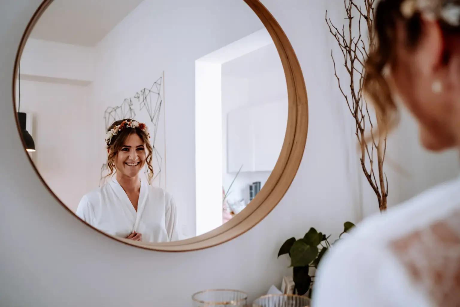 Braut beim Make up mit natürlichem Look am Hochzeitstag