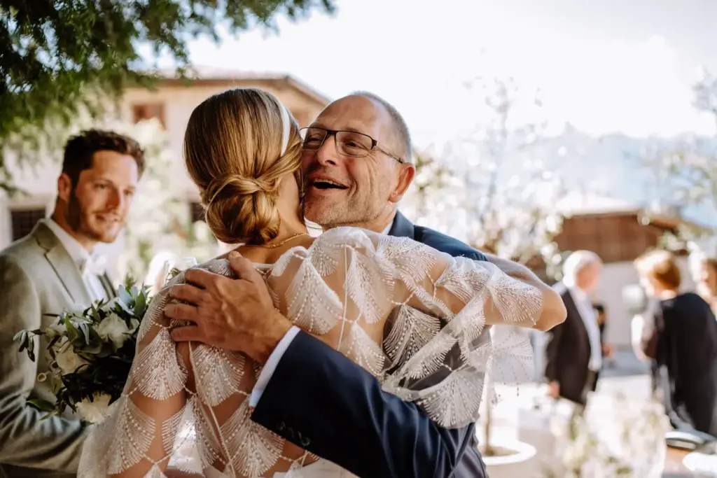 Umarmungen nach der Hochzeit
