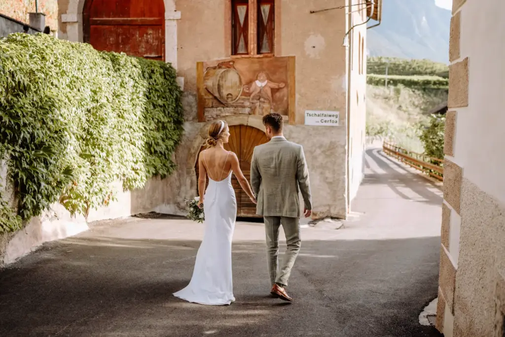 Romantische Hochzeitsfotos in den Gassen von Pinzano