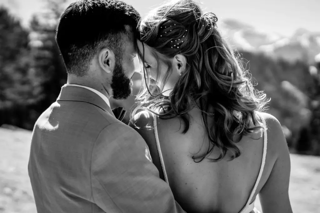 Verliebter Blick bei den Hochzeitsfotos in den Bergen