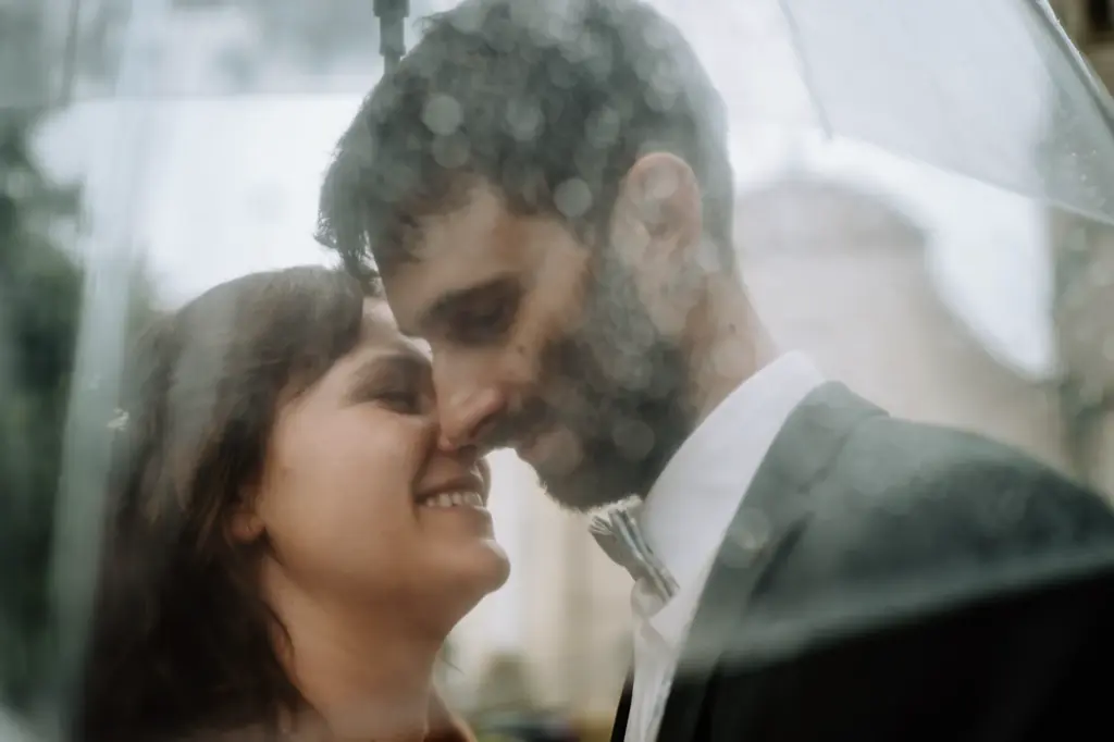 Verregnete Hochzeitsfotos beim Brautpaarshooting