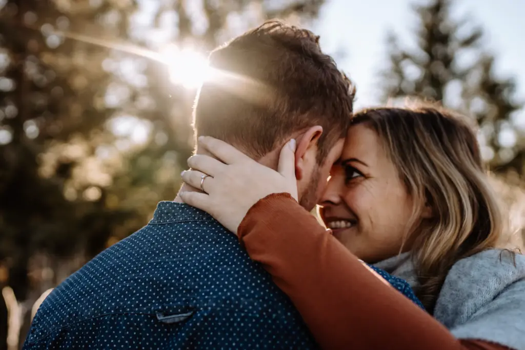 Paar schaut sich glücklich an bei den Verlobungsfotos