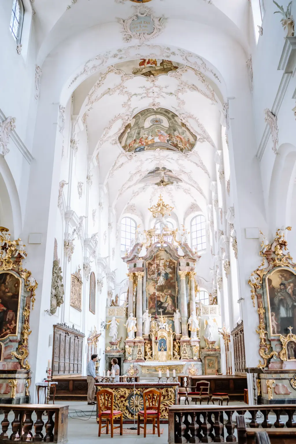 Detailaufnahme der Franziskanerkirche Überlingen mit weichem Licht im Innenraum