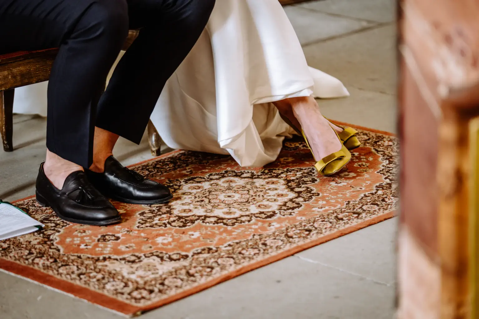 Detailaufnahme von Hochzeitsaccessoires vor der Trauung