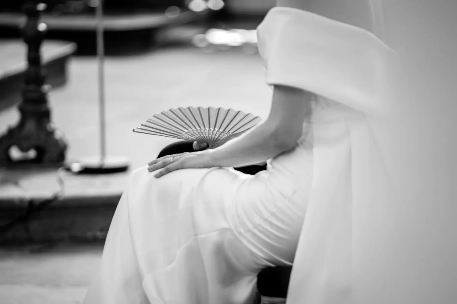 Fächer als Accessoire bei einer sommerlichen Hochzeit in der Franziskanerkirche in Überlingen am Bodensee