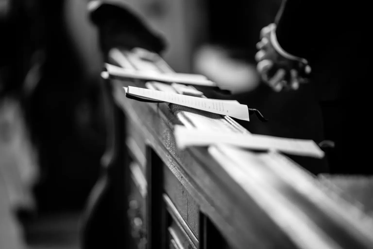 Detailaufnahme von Kirchenbänken und Blumenschmuck bei Hochzeit