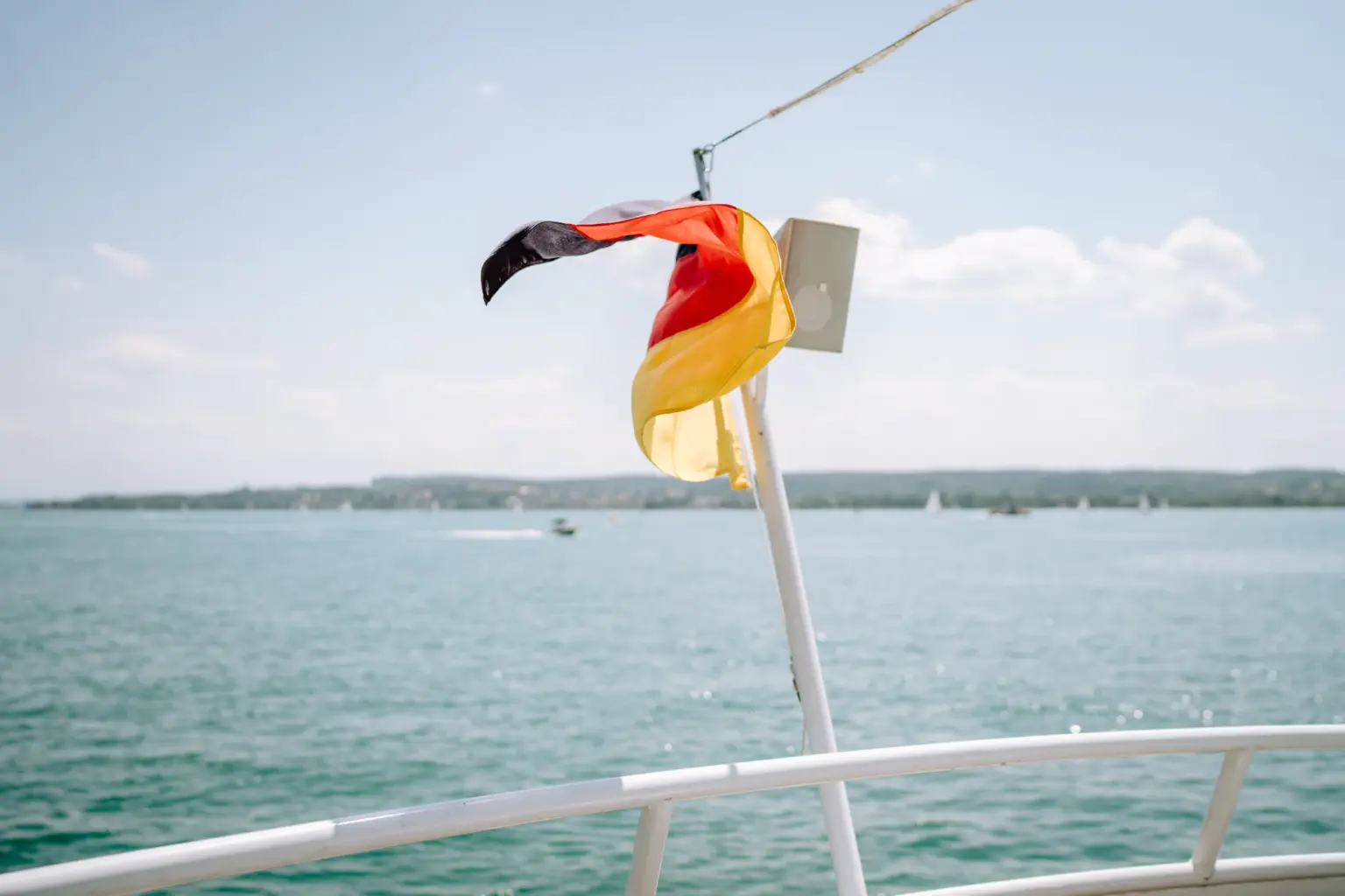 Flagge weht im Wind bei der Bootsfahrt über den Bodensee nach der Hochzeit