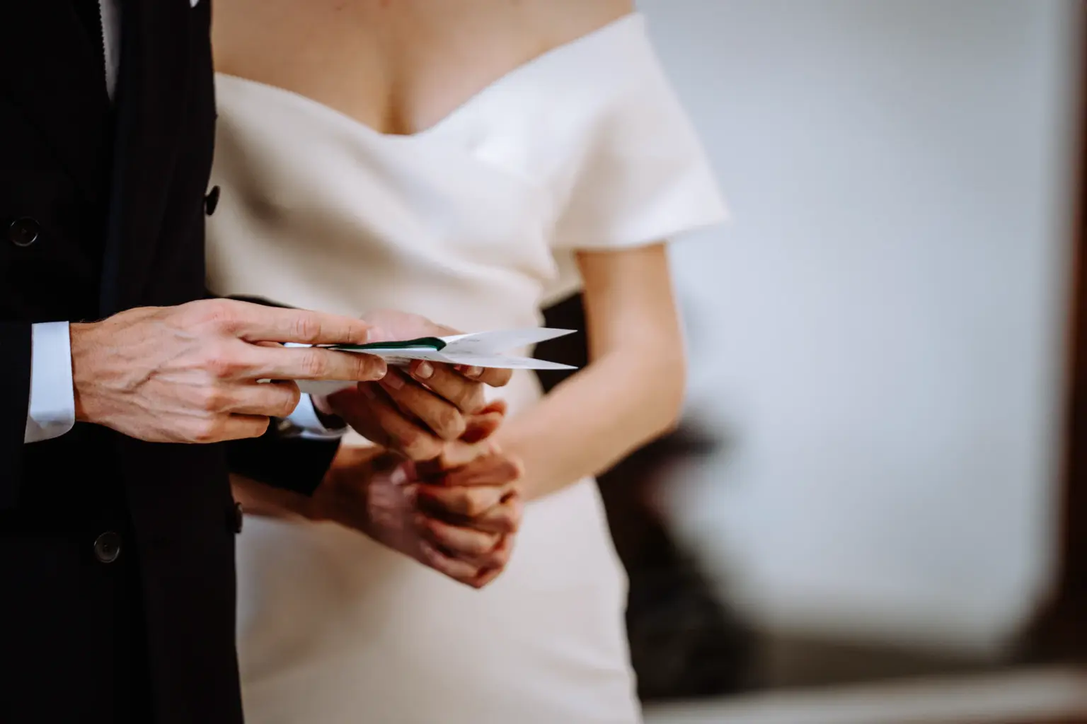 Hochzeitsdetails in der Kirche mit floraler Dekoration und feinen Details vom Hochzeitspaar