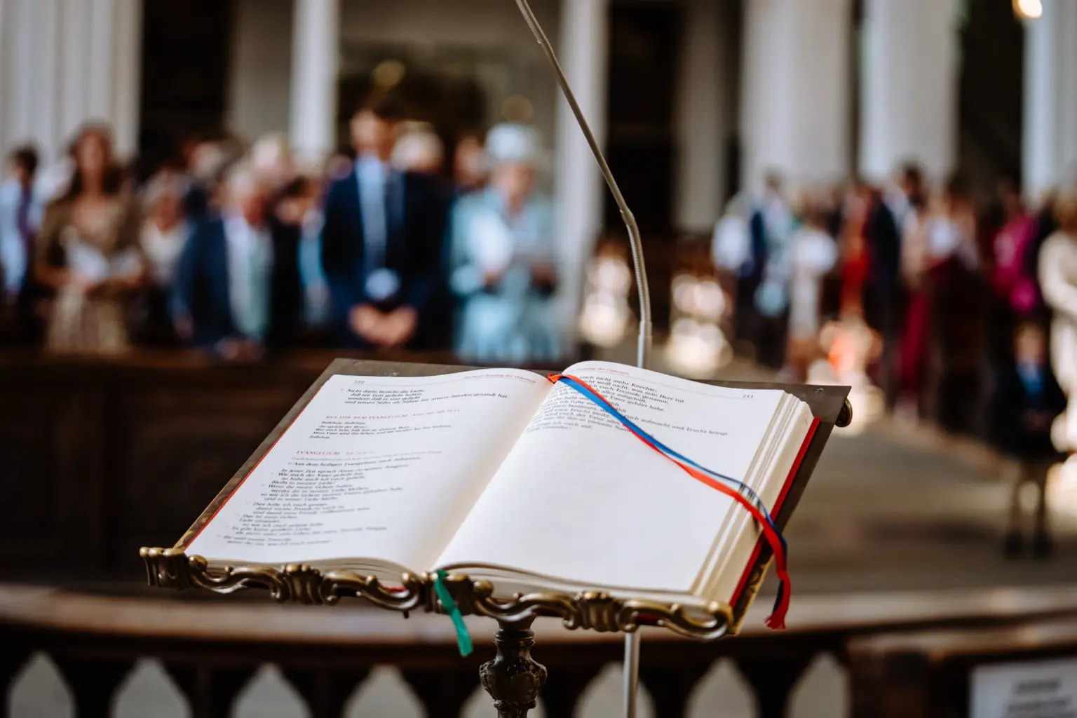 Einzug in die Franziskanerkirche in Überlingen zur kirchlichen Hochzeit