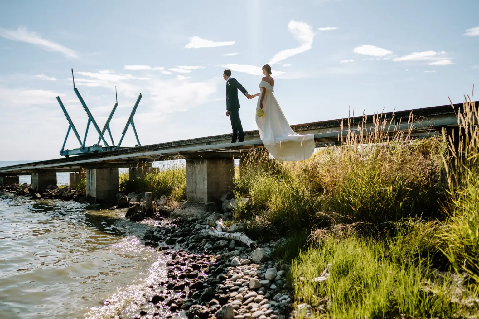Elegante Hochzeitsfotos auf einem Steg im Yachtclub Friedrichshafen am Bodensee
