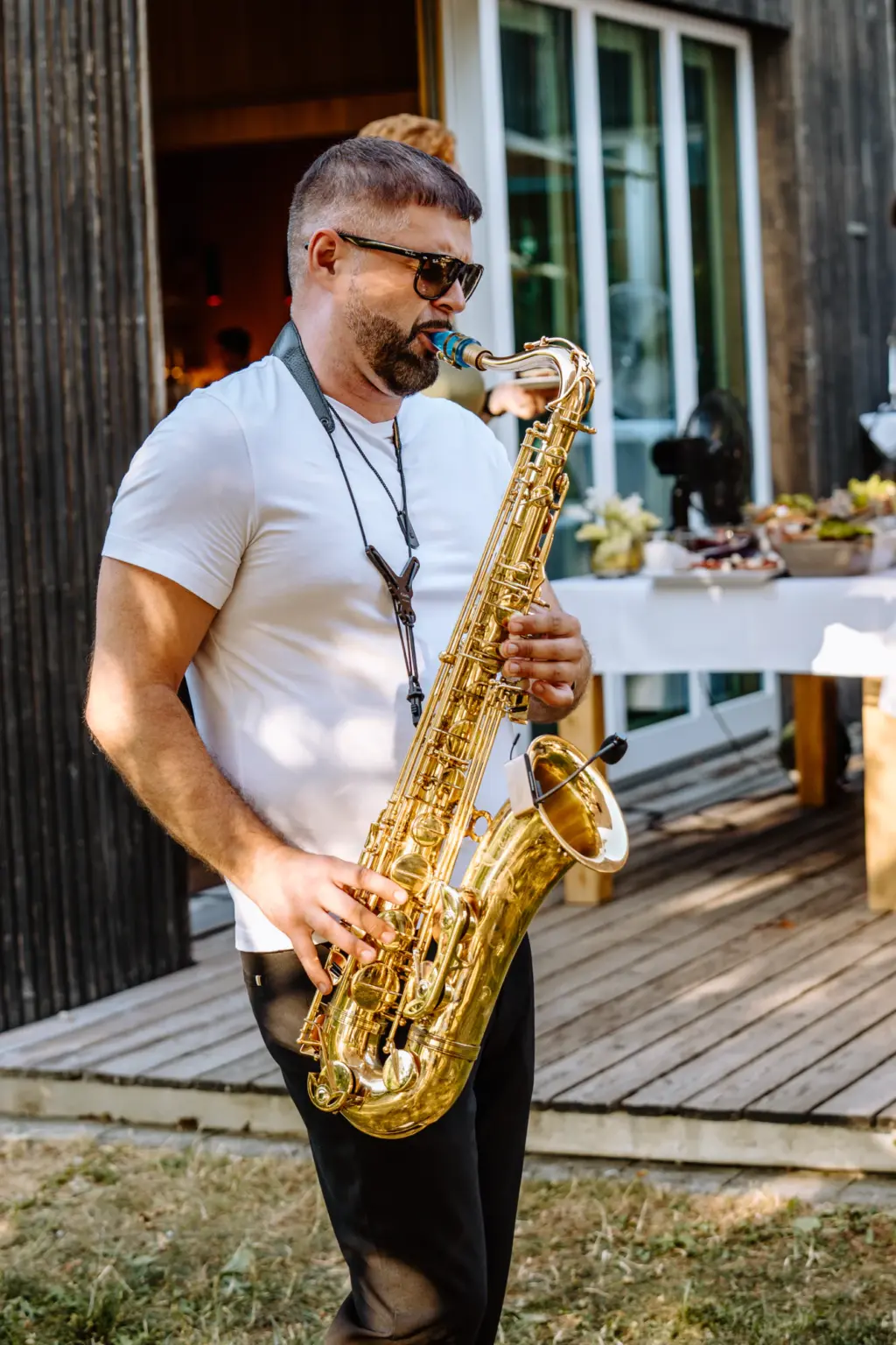 Stimmung bei Hochzeitsparty mit DJ und Saxophon