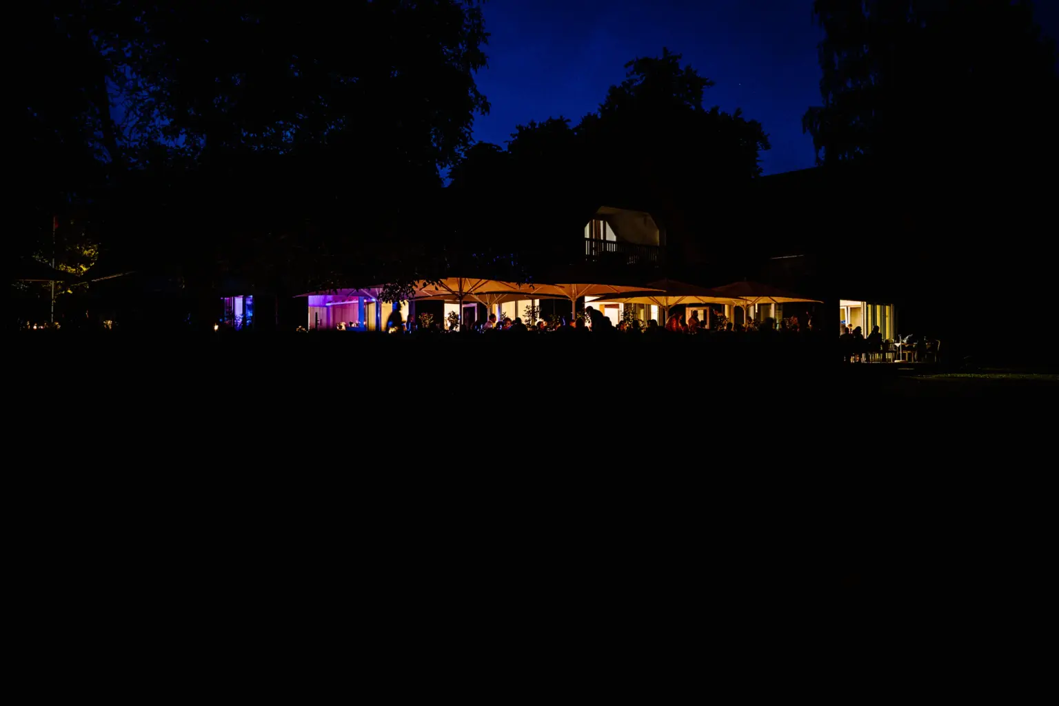 Hochzeitslocation bei Nacht mit Beleuchtung und Atmosphäre