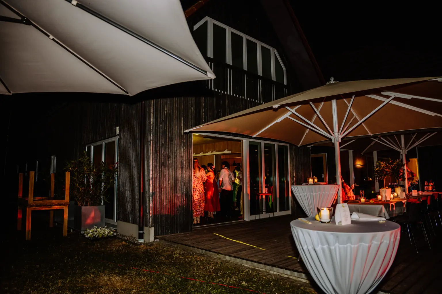 Hochzeitsfeier am Bodensee mit ausgelassener Atmosphäre