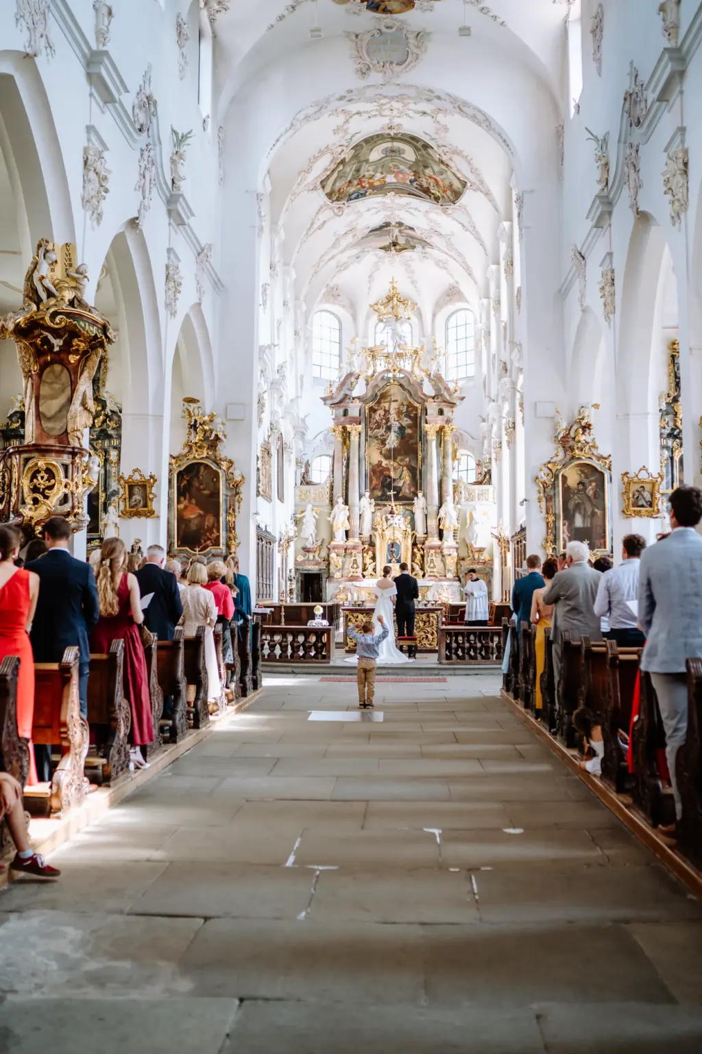 Stimmungsvolles Licht in der Kirche während einer Hochzeit in Überlingen