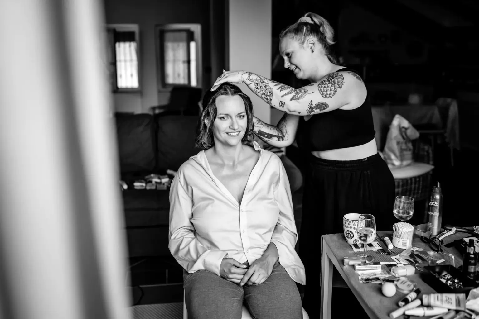 Braut beim Getting Ready in der Mühle