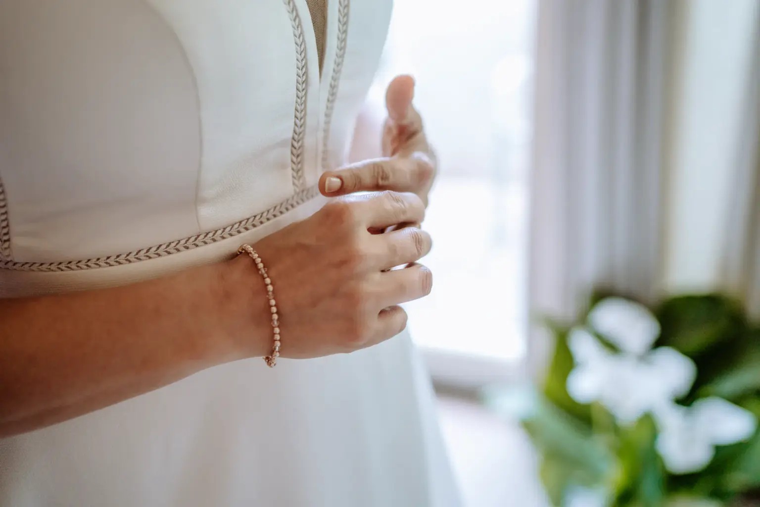Detailaufnahme der Hände der Braut kurz vor den First Look im Garten