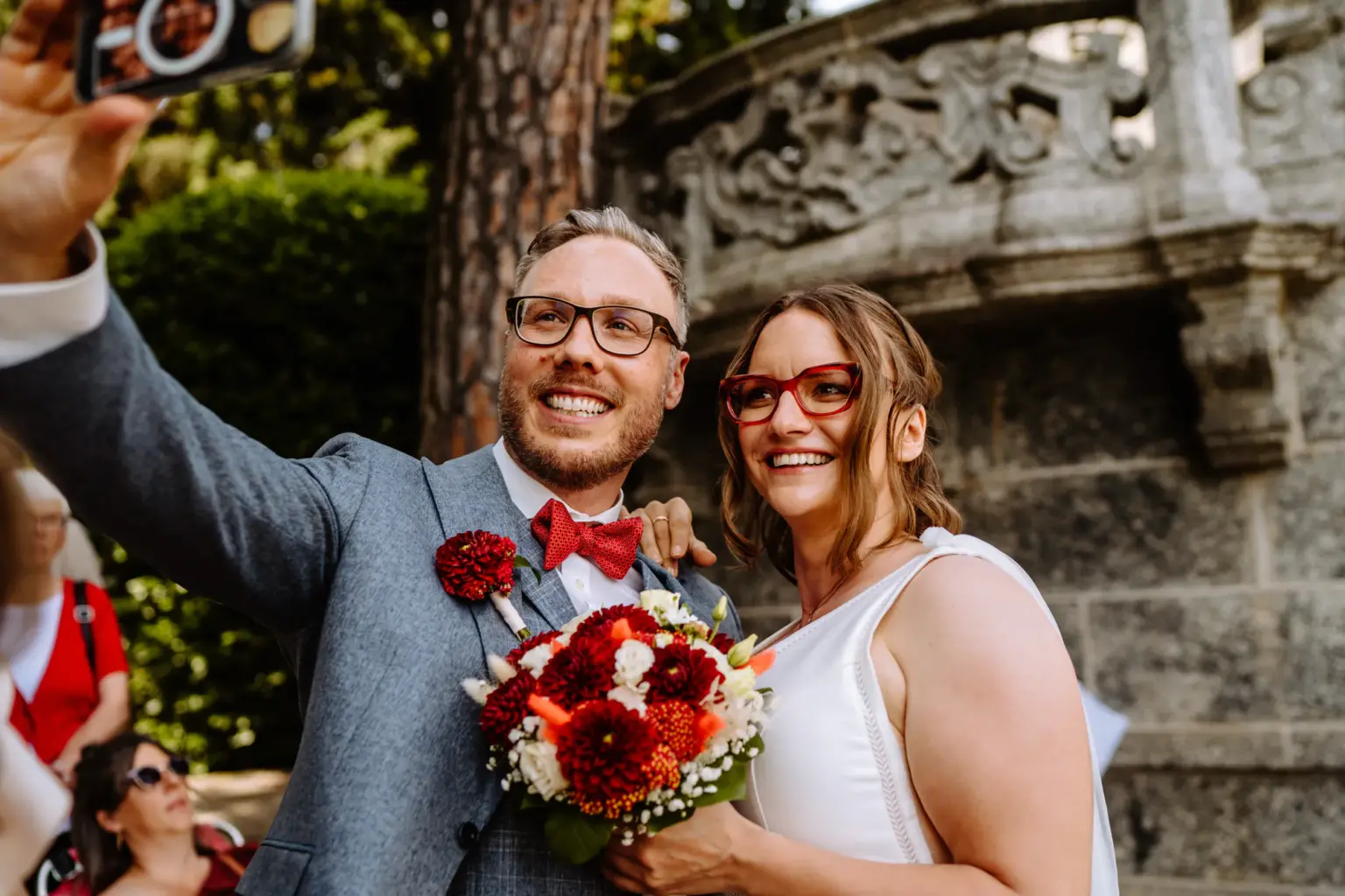 Braut und Bräutigam machen noch ein Selfie vor der Hochzeit