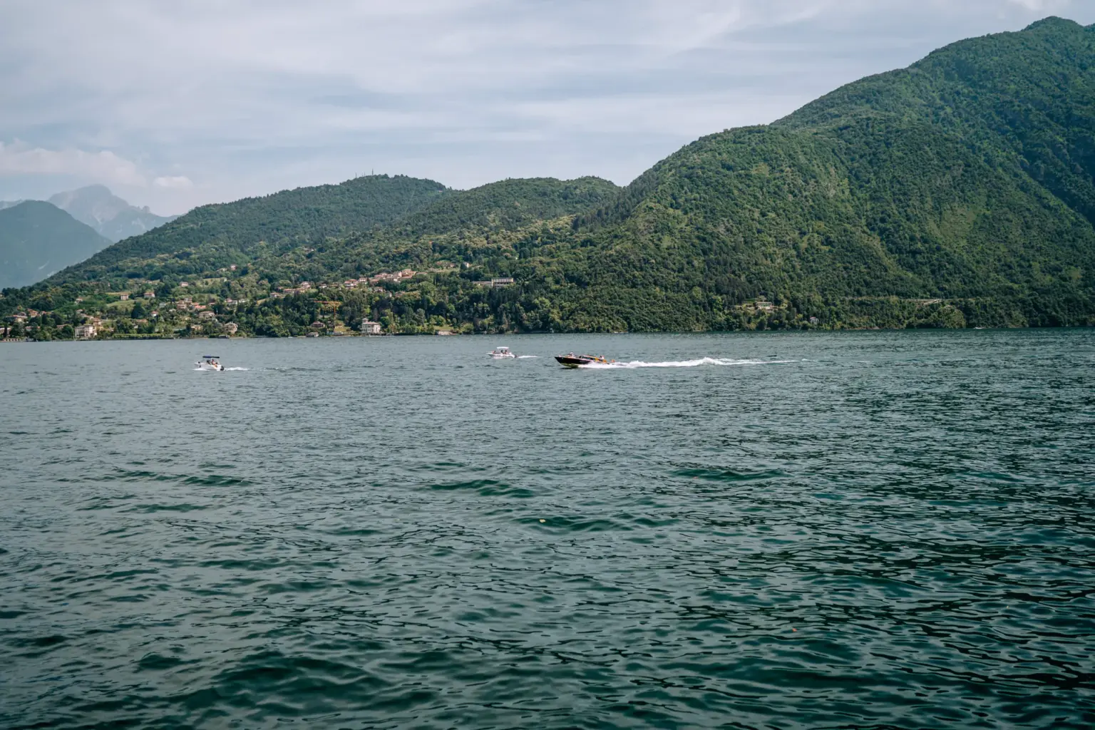 Wunderschöner Blick über den See beim tollem Wetter