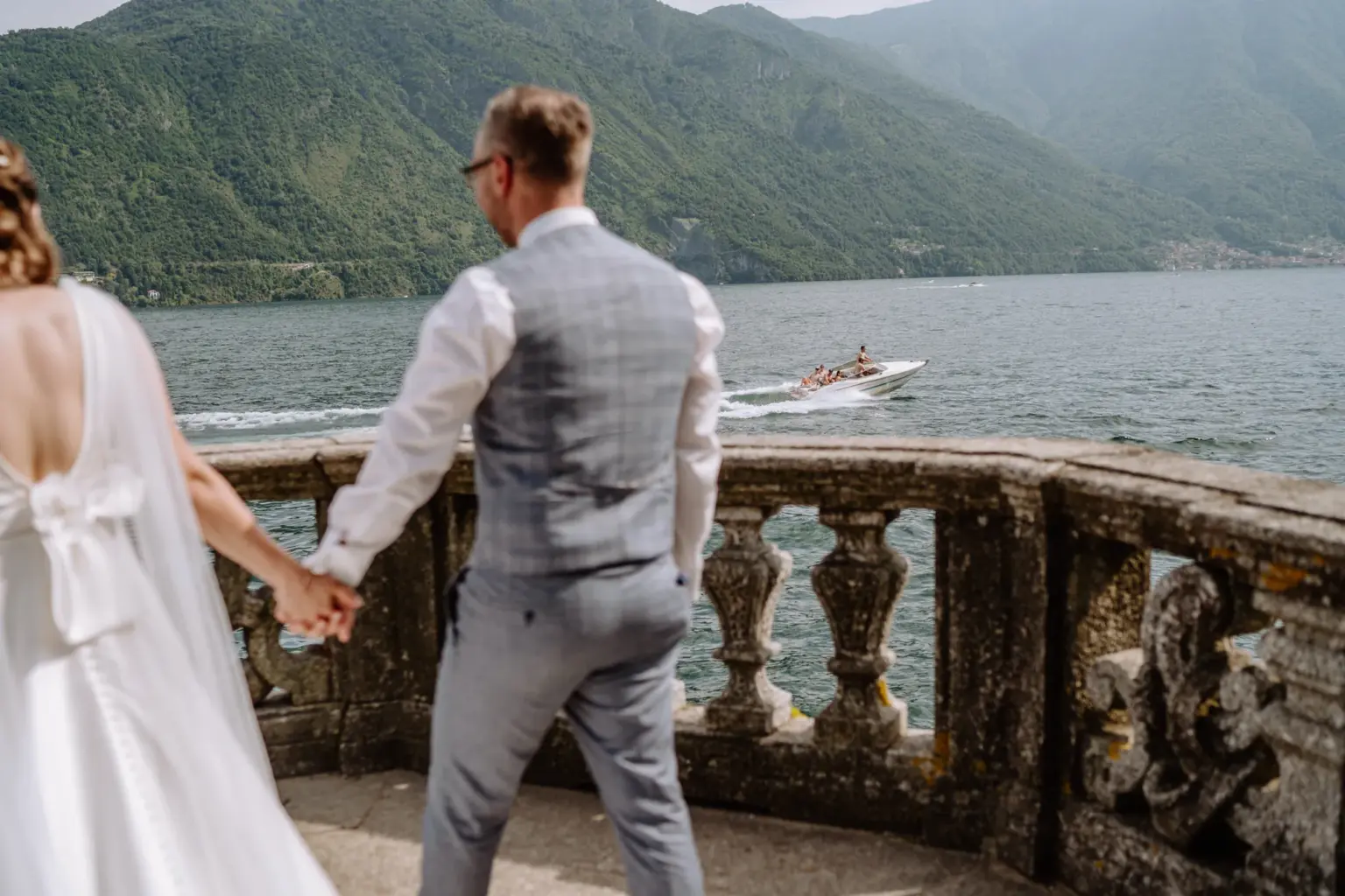 Brautpaar nach der standesamtlichen Hochzeit in Italien