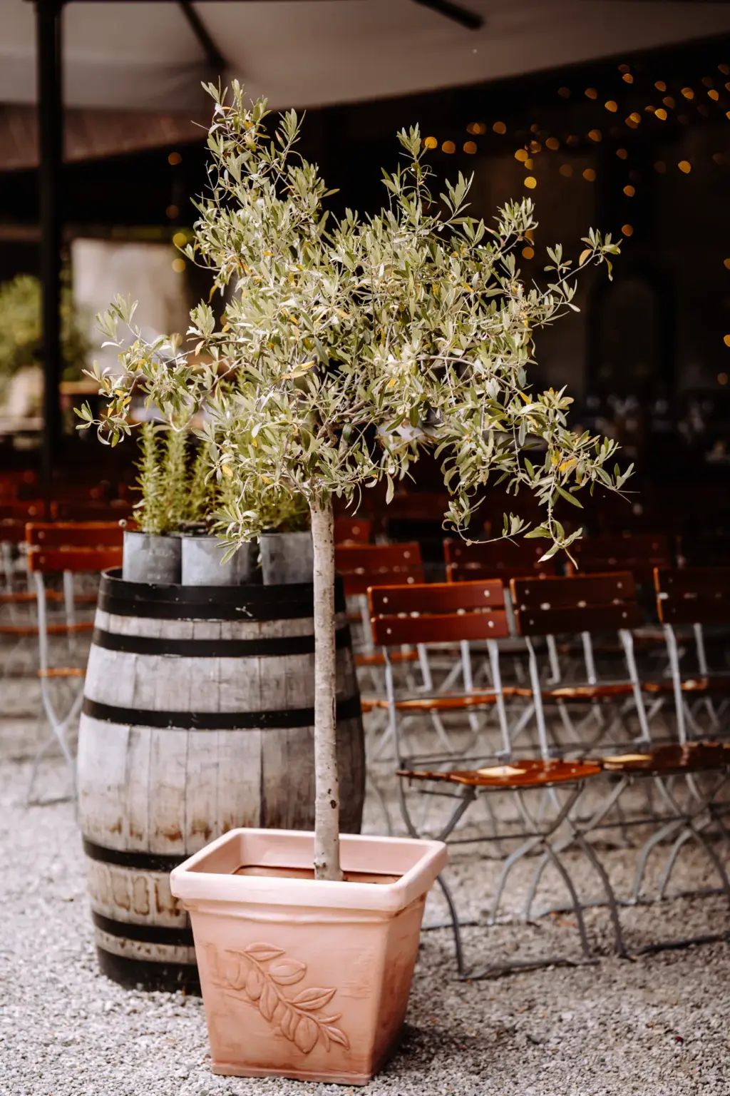 Hochzeitssetup im Innenhof mit Blumen und Stühlen