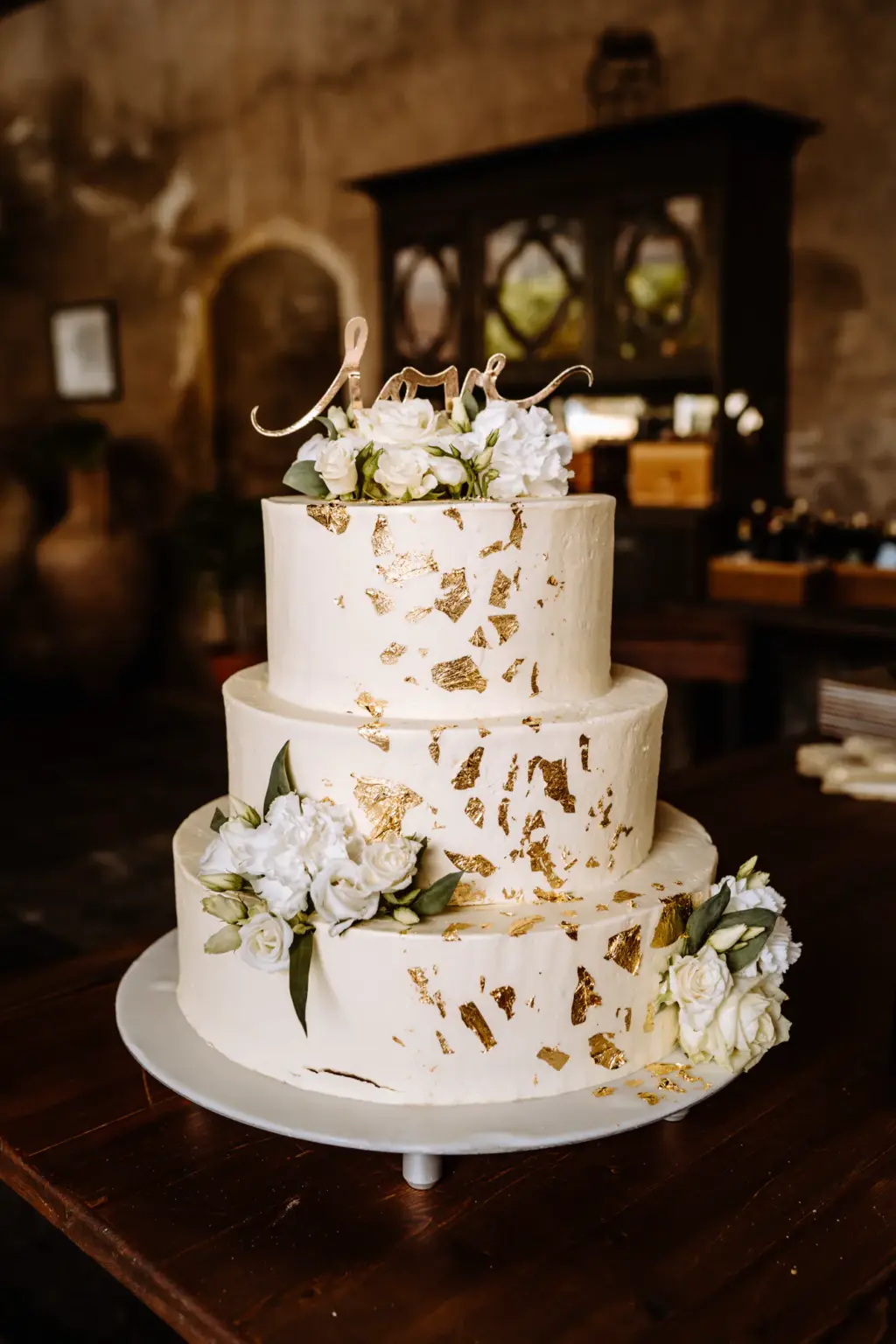 Wundervolle Hochzeitstorte im Innenhof der Alten Ziegelei