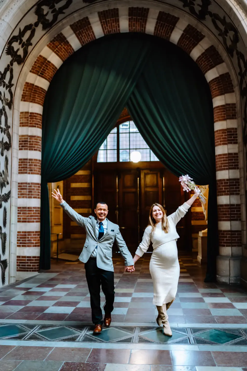 Glückliches Paar nach der standesamtlichen Hochzeit