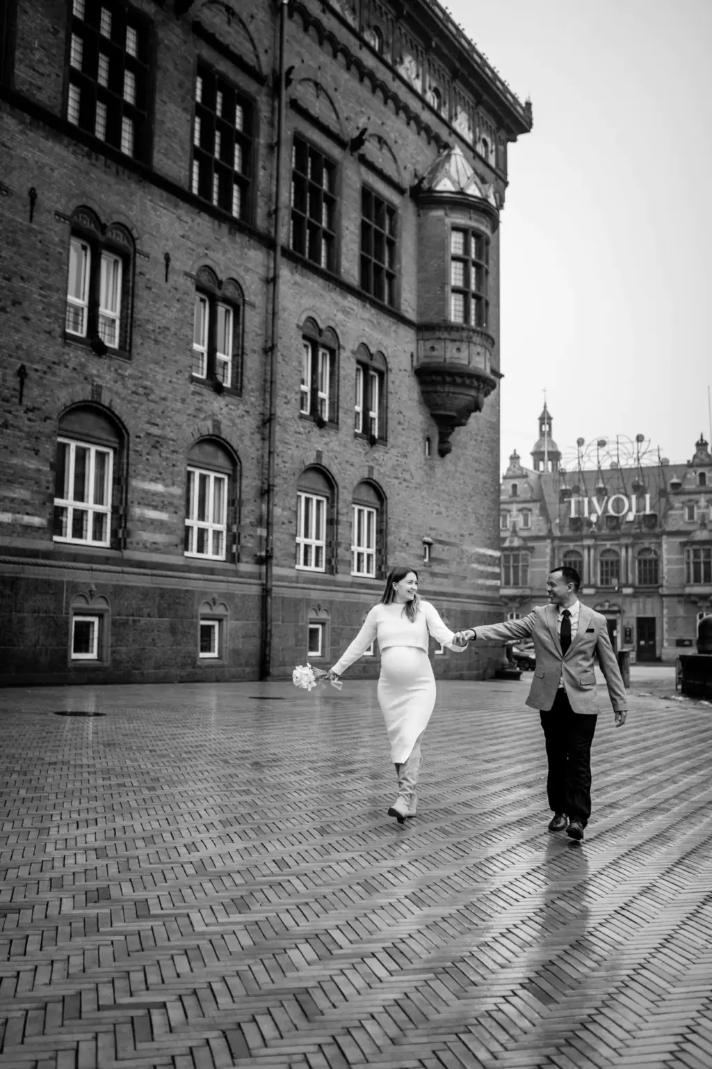 Hand in Hand vor dem Rathaus in Dänemark mit dem Tivoli im Hintergrund