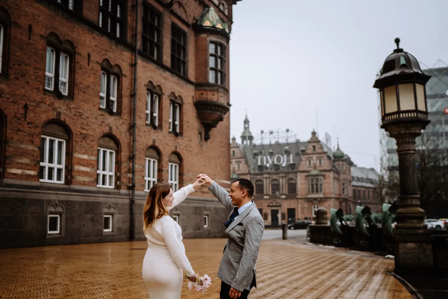 Hochzeitsfotos zwischen alten Fassaden in Kopenhagen