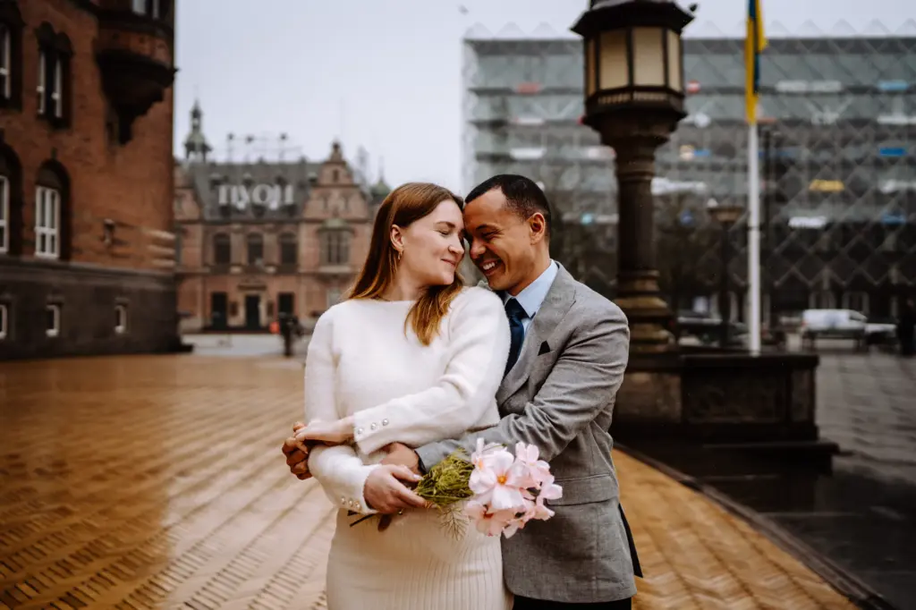 Wunderschöne standesamtliche Hochzeit im Rathaus in Kopenhagen