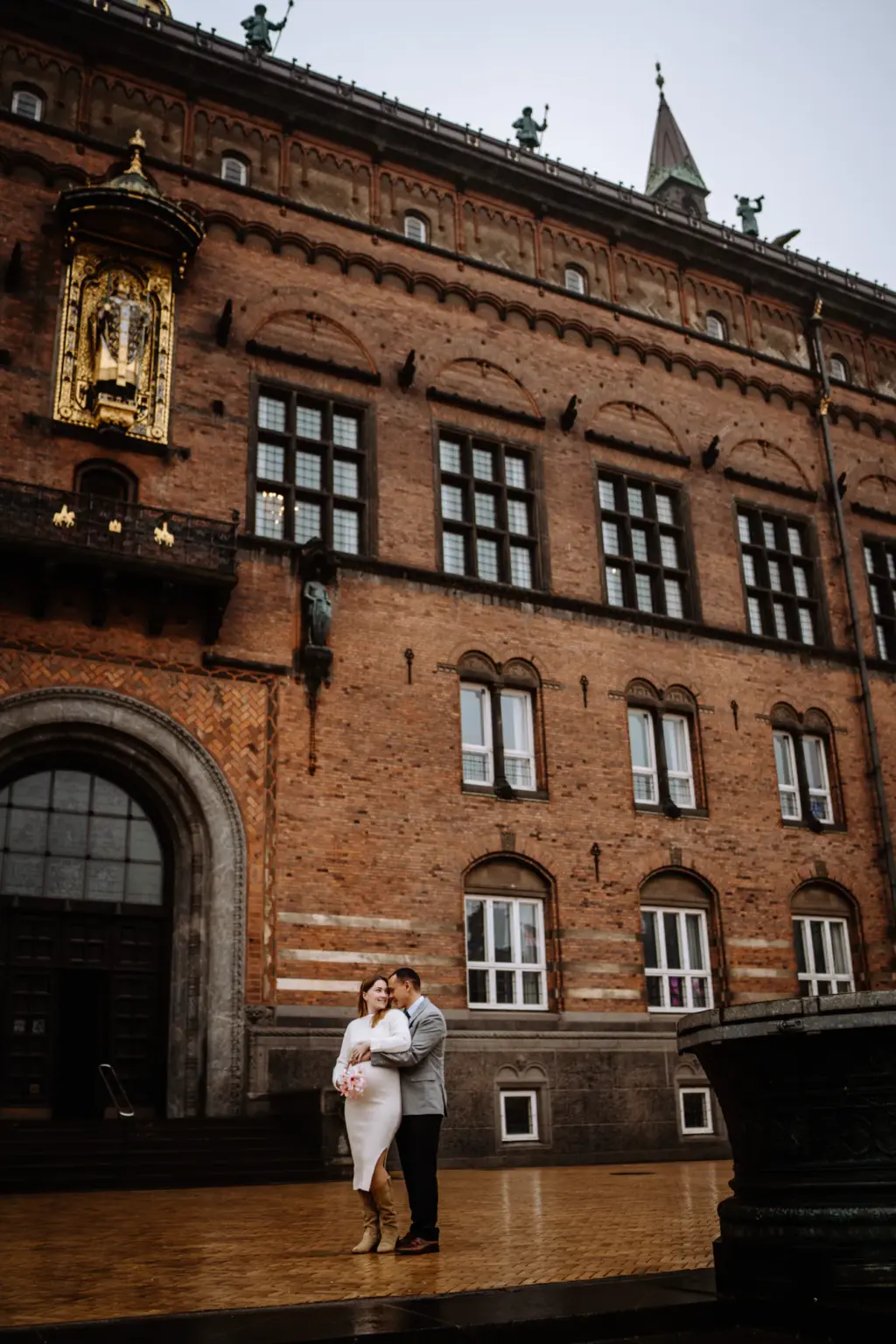 Brautpaar vor urbaner Kulisse