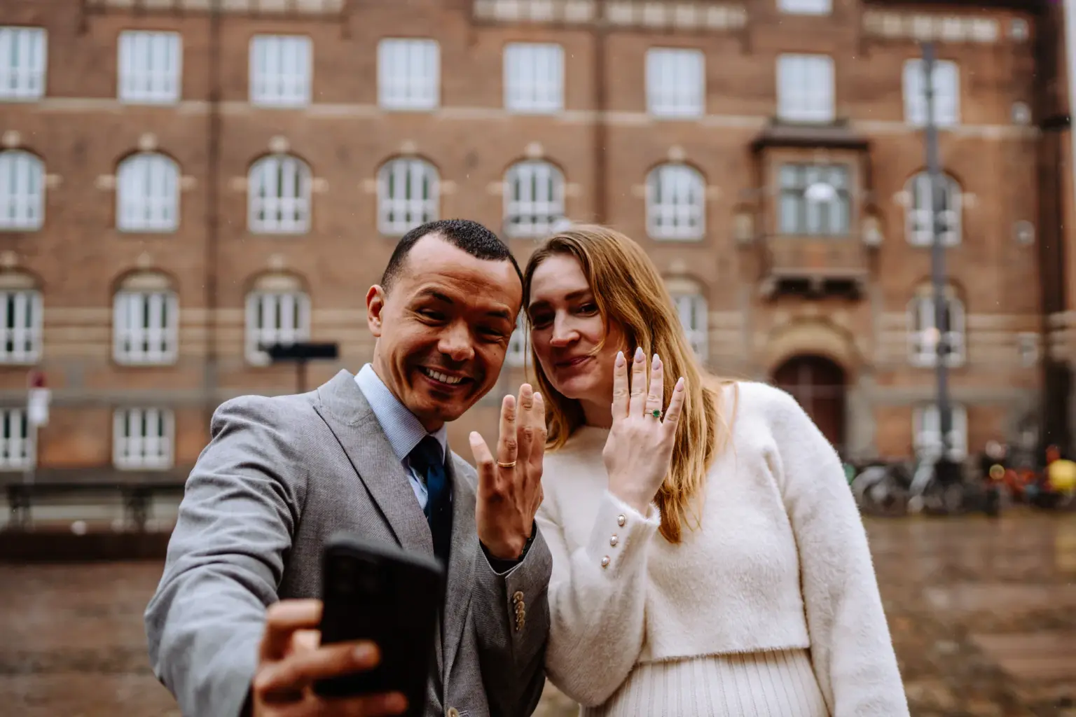 Paar schickt Selfie von ihren Ringen nach der Trauung
