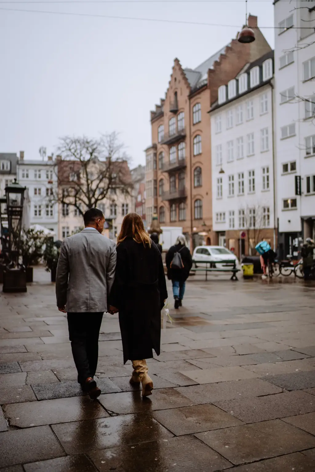 Hand in Hand durch die Gassen