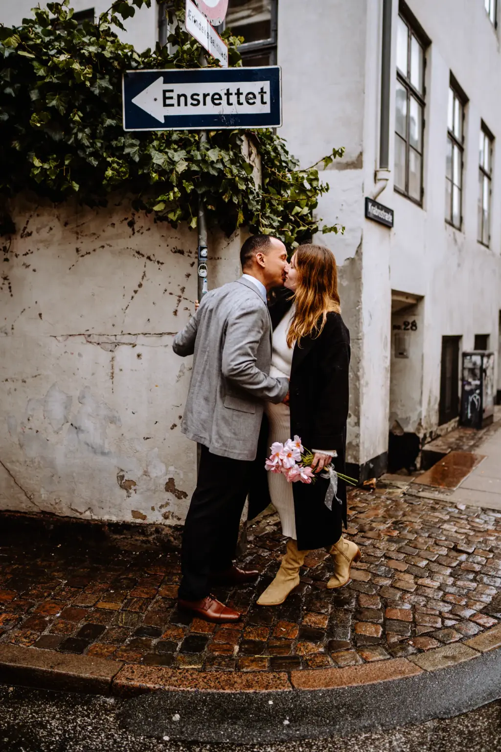 Hochzeitsfotos mit nassen Pflastersteinen