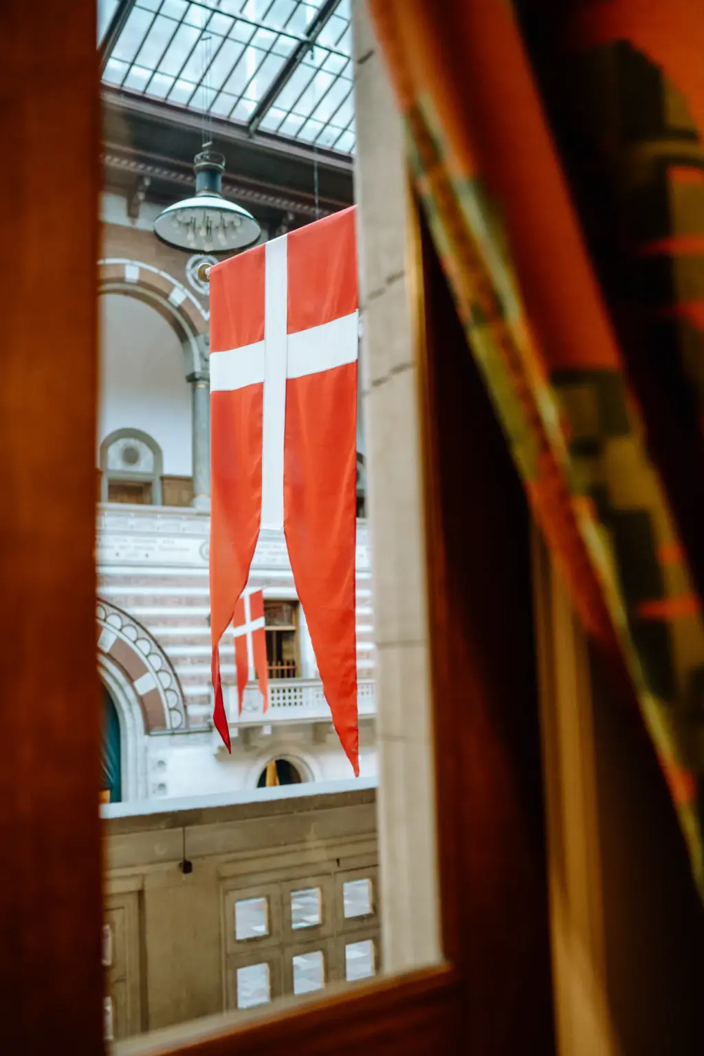 Wunderschöne Details im Rathaus mit dänischer Flagge