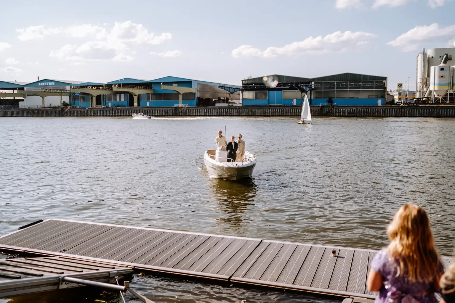 Zwei Männer kommen mit dem Motorboot über den Rhein zur Hochzeit im Segelverein Frankfurt
