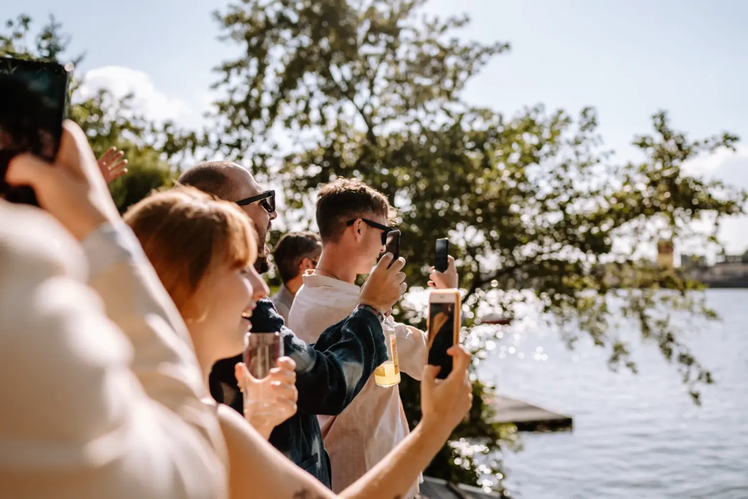 Sommerliche Stimmung am Wasser vor der freien Trauung