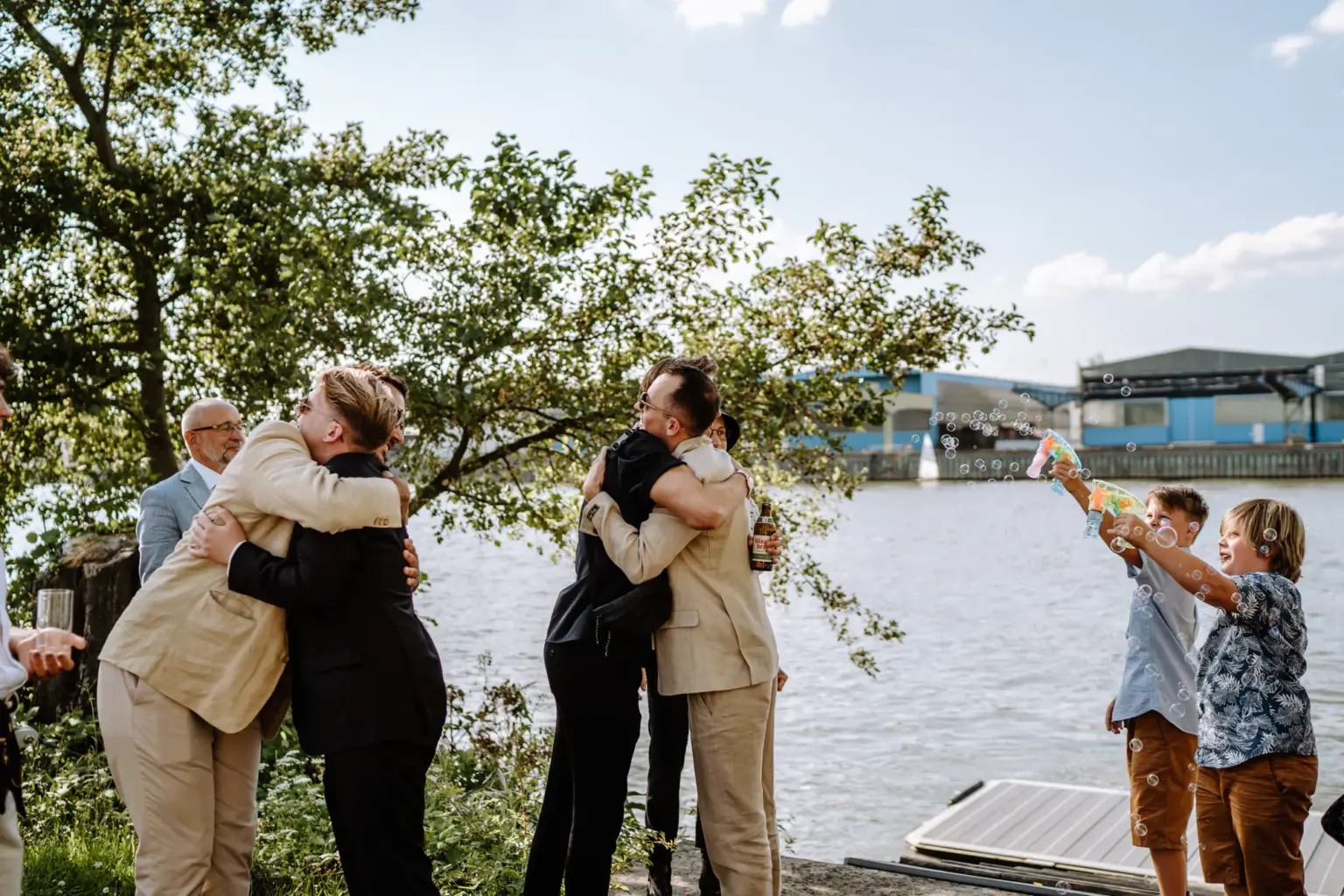 Emotionale Begrüßung nach der Ankunft am Rhein