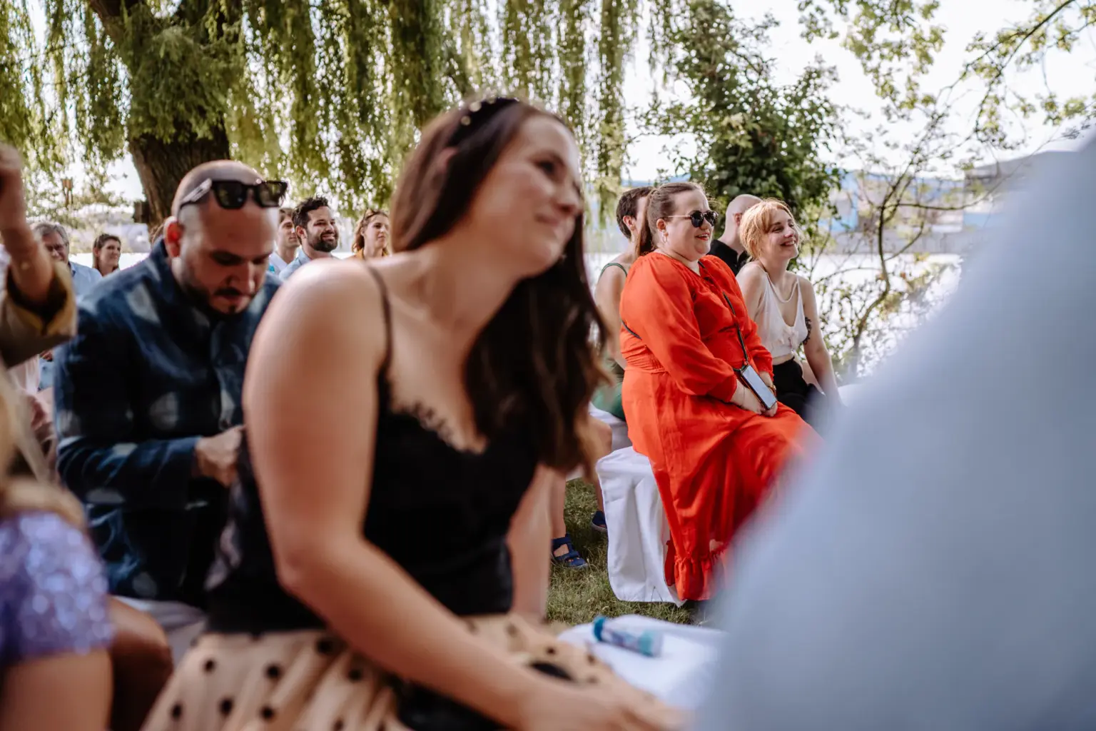 Emotionale Reaktion der Gäste während der Zeremonie