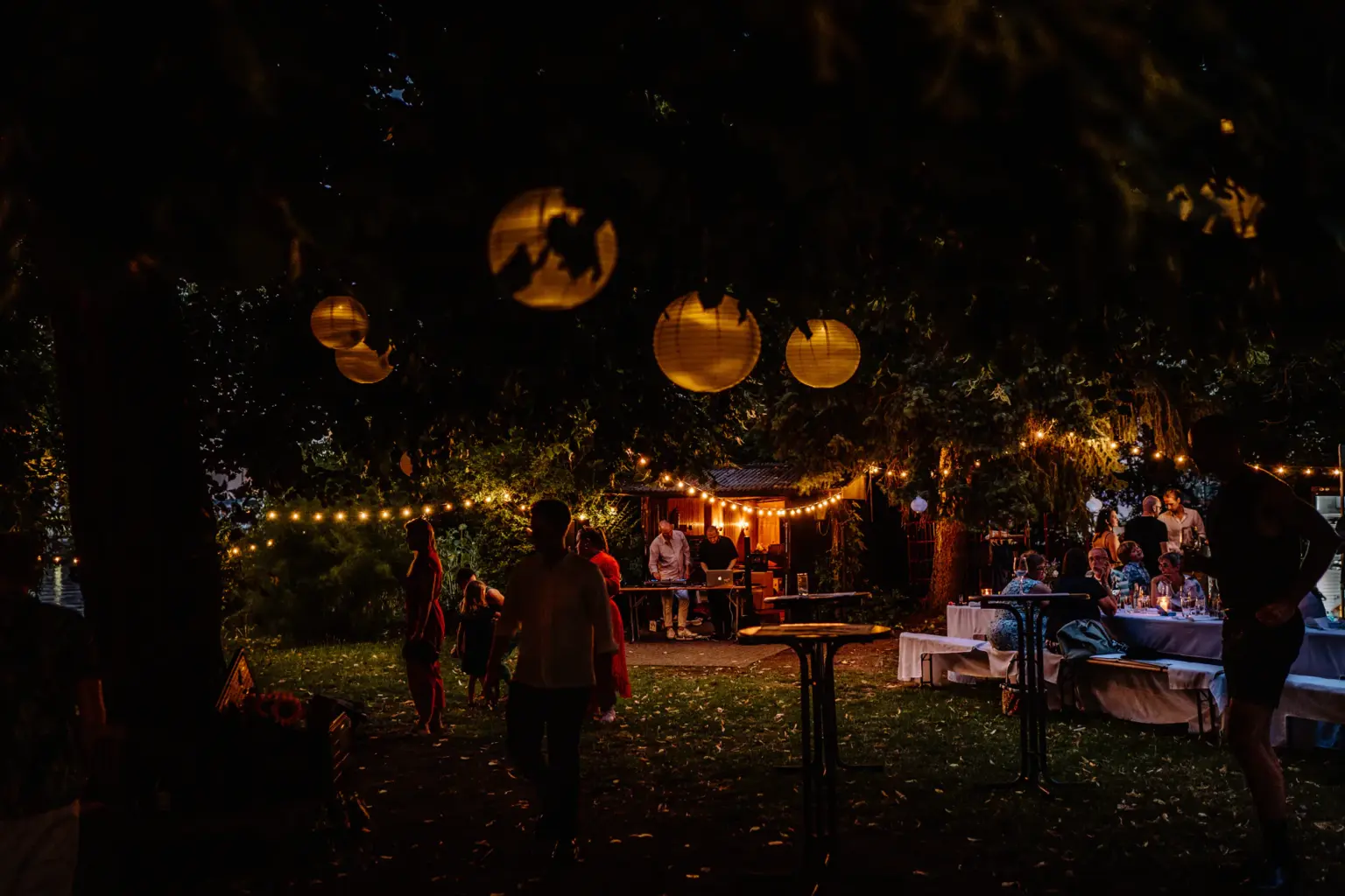 Sommerliche Hochzeitsparty unter freiem Himmel