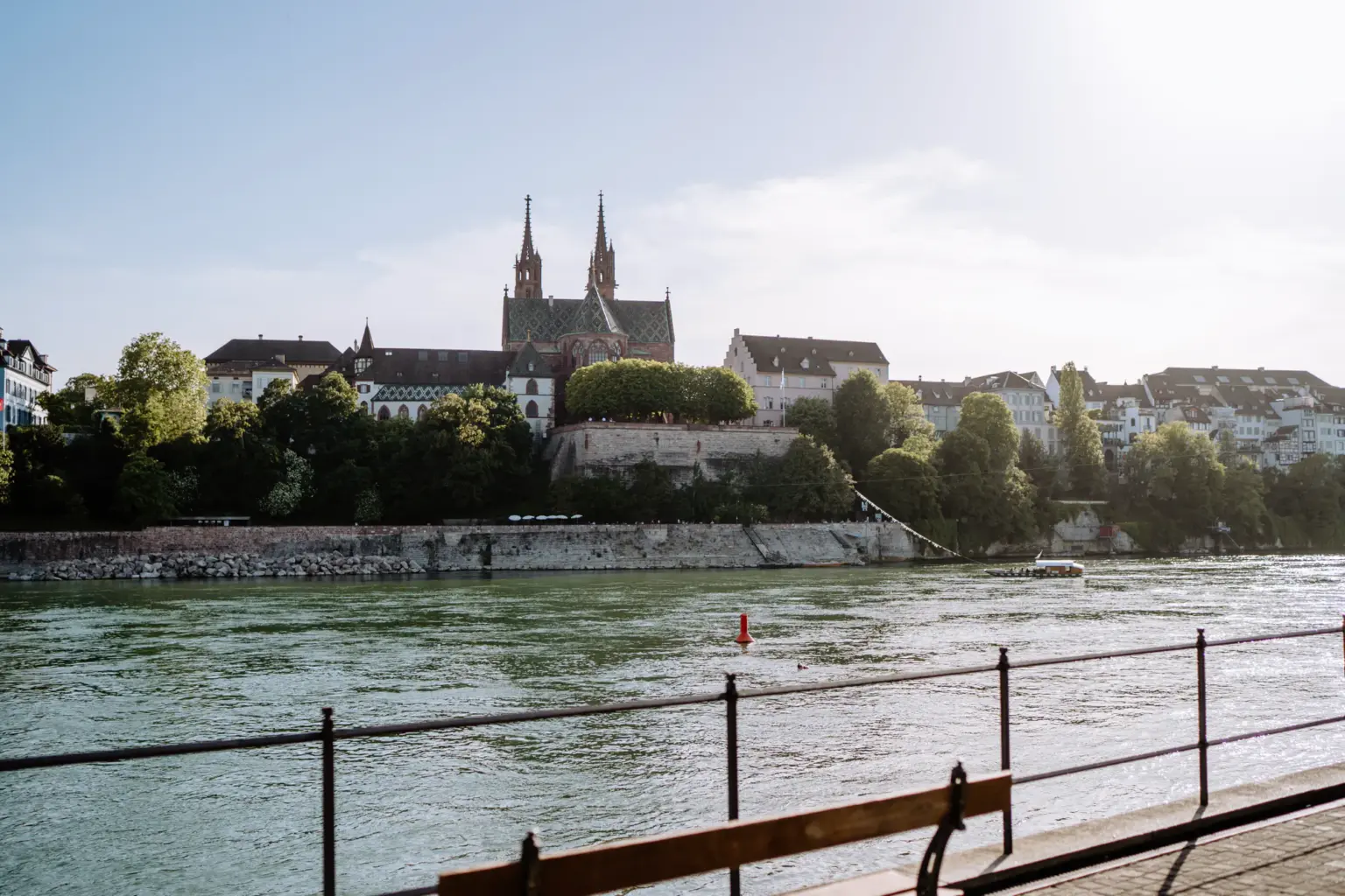 Basler Münster und Altstadt über dem Rhein im warmen Abendlicht