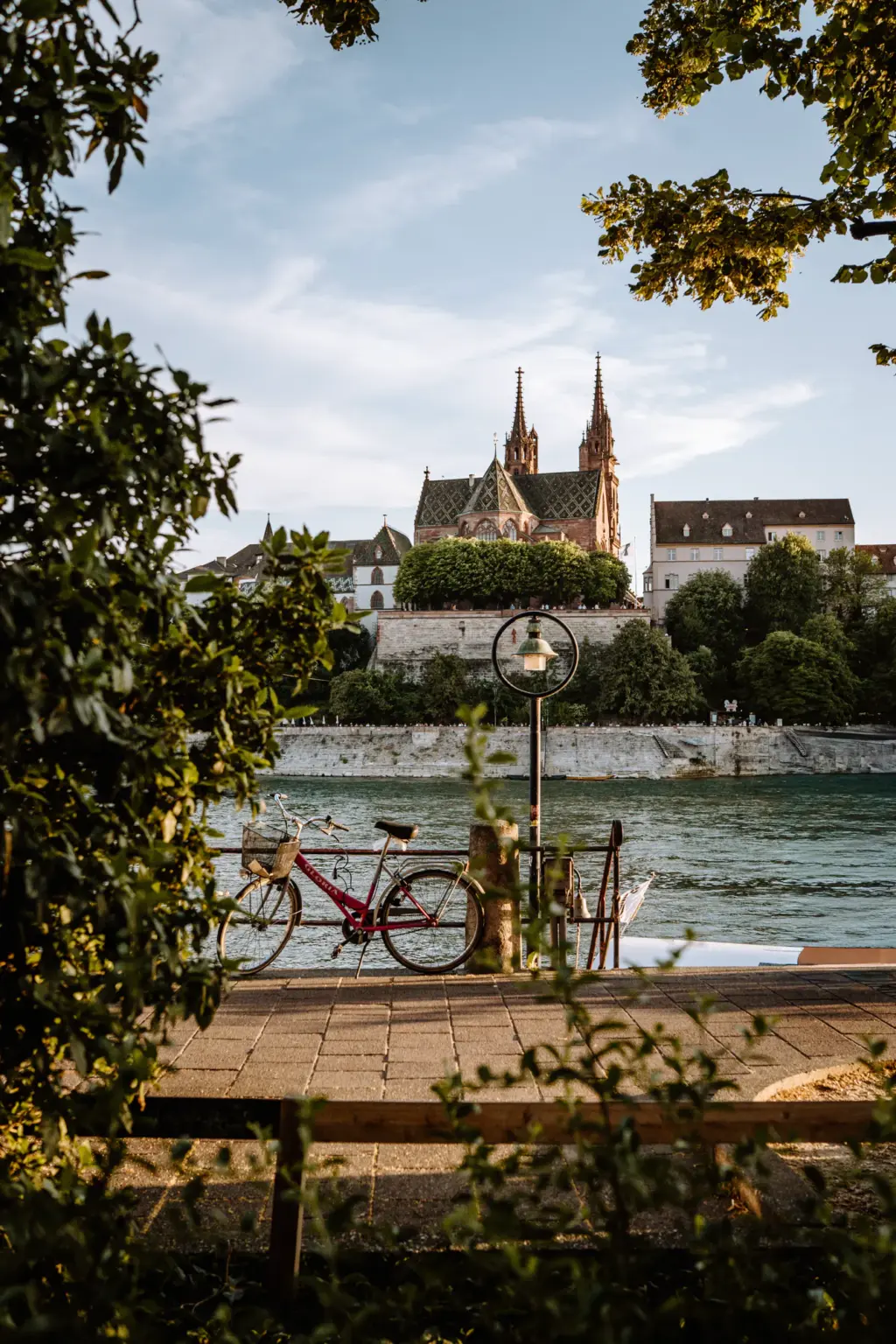 Fahrrad an der Rheinpromenade mit Blick auf das Basler Münster